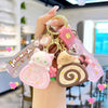 kawaii sleutelhanger met witte kat en cakerol ontwerp