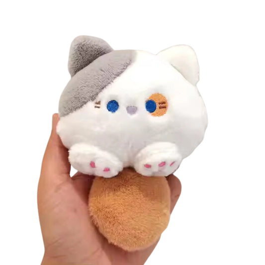 Knuffelbare calico kattenbroche met unieke lapjespatroon, ideaal voor een kawaii look.