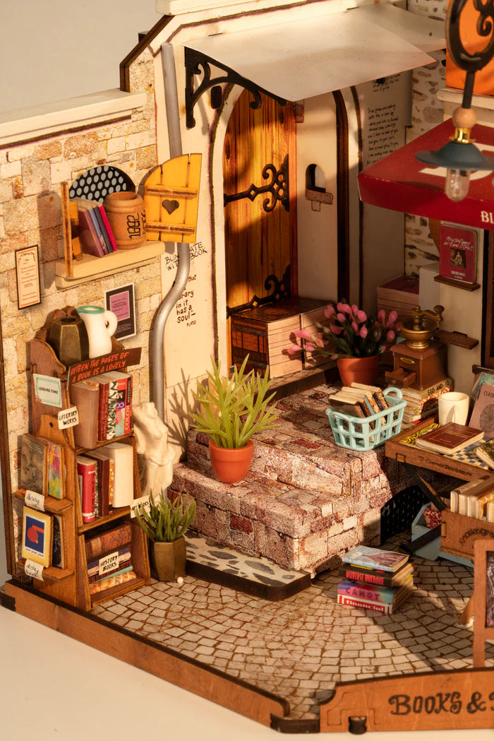 Rolife | Miniature shop: Corner bookstore - 19 cm