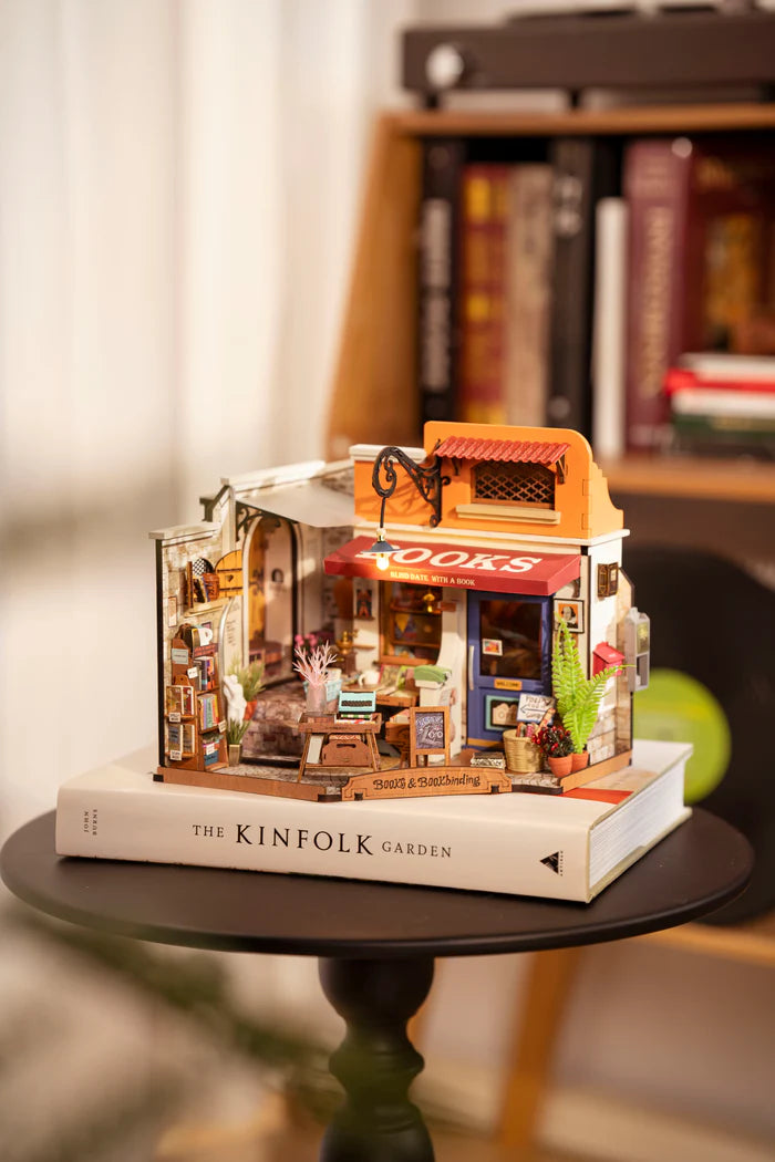 Rolife | Miniature shop: Corner bookstore - 19 cm