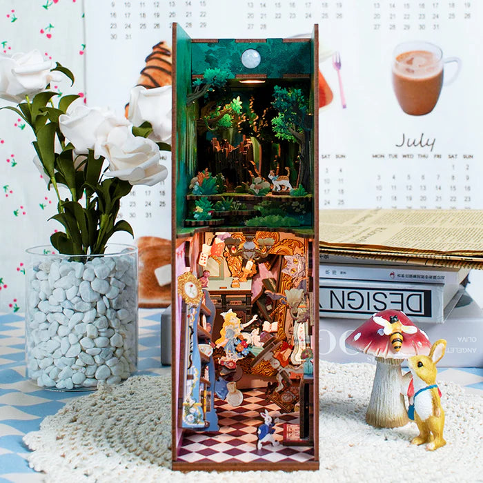 Tone Cheer | Book nook: Alice in wonderland - 24 cm