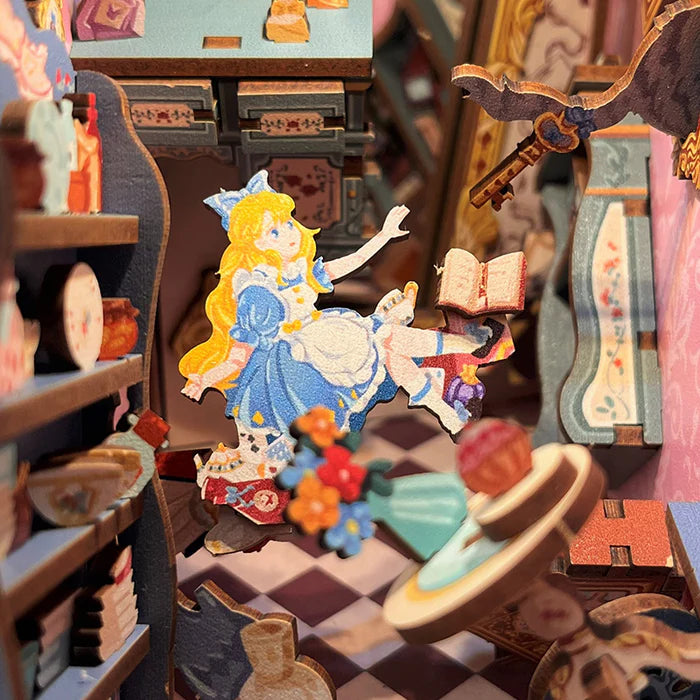 Tone-Cheer | Book nook: Alice in wonderland - 24 cm