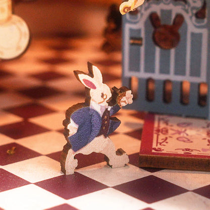 Tone Cheer | Book nook: Alice in wonderland - 24 cm